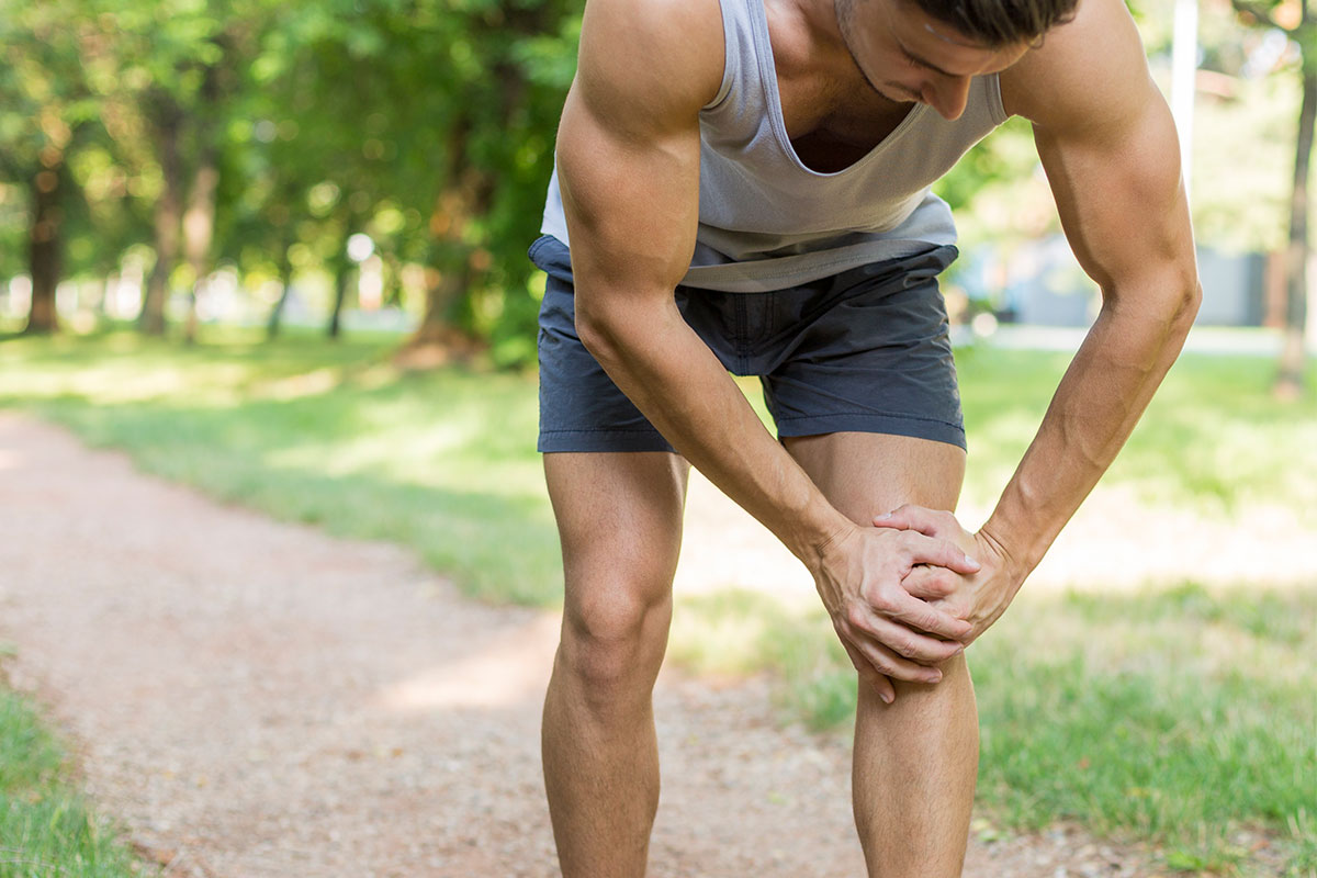 man with knee pain the woodlands